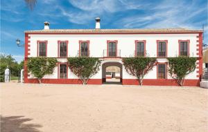 duży czerwony i biały budynek z roślinami na nim w obiekcie Gorgeous Home In La Campana, Sevilla w mieście La Campana