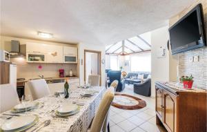 uma cozinha e uma sala de estar com mesa e cadeiras em 4 Bedroom Cozy Home In Novigrad em Novigrad Istria