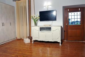 TV a/nebo společenská místnost v ubytování Prinilas manor