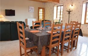 uma sala de jantar com mesa e cadeiras em Nice Home In Canchy With Kitchen em Canchy