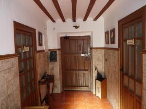 un pasillo con dos puertas en una casa en CASA RURAL QUIJOTE Y SANCHO en Argamasilla de Alba