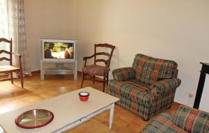 salon z kanapą, krzesłem i telewizorem w obiekcie 2 Bedroom Gorgeous Home In Visan w mieście Visan