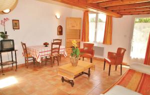 sala de estar con mesa y sillas en 1 Bedroom Stunning Home In Caderousse, en Caderousse