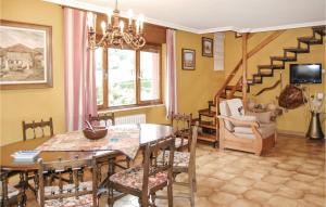 un comedor con mesa y sillas y una escalera en Gorgeous Home In Piloa With Kitchen en La Piñera