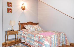 une chambre avec un lit et une table avec une lampe dans l'établissement Gorgeous Home In Piloña With Kitchen, à La Piñera