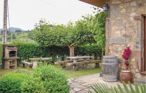 un jardin avec une table de pique-nique et un arbre dans l'établissement Gorgeous Home In Piloña With Kitchen, à La Piñera