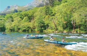 - un groupe de personnes en canoë-kayak sur une rivière dans l'établissement Gorgeous Home In Piloña With Kitchen, à La Piñera