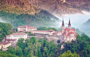 un château au sommet d'une montagne avec des arbres dans l'établissement Gorgeous Home In Piloña With Kitchen, à La Piñera 18 autres photos