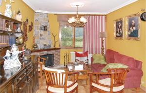 sala de estar con sofá y mesa en Gorgeous Home In Piloa With Kitchen en La Piñera
