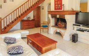 uma sala de estar com um sofá e uma lareira em Awesome Home In Montblanc With Kitchen em Montblanc