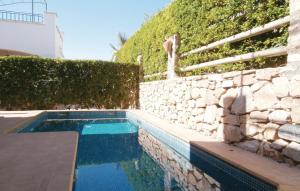 トレ・パチェコにあるBeautiful Home In Torre Pacheco With 2 Bedrooms, Wifi And Outdoor Swimming Poolの石垣前のスイミングプール