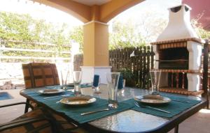 トレ・パチェコにあるBeautiful Home In Torre Pacheco With 2 Bedrooms, Wifi And Outdoor Swimming Poolのパティオ(テーブル、皿、グラス付)