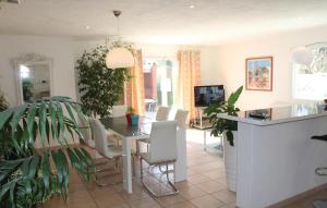 a dining room with a table and chairs at Nice Home In Ancone With 3 Bedrooms, Private Swimming Pool And Outdoor Swimming Pool in Ancône