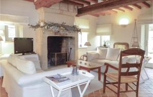 - un salon avec un canapé blanc et une cheminée dans l'établissement Stunning Home In Fontaine-henry With 3 Bedrooms And Wifi, à Fontaine-Henry