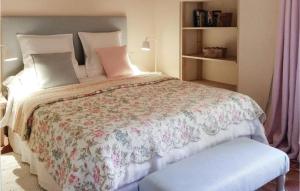 1 dormitorio con 1 cama grande con colcha de flores en 3 Bedroom Gorgeous Home In Fontaine-henry, en Fontaine-Henry