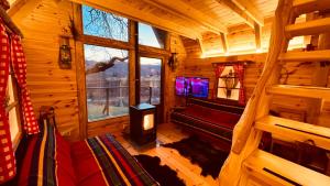 Tara Place - Camp Rabrenovic emeletes ágyai egy szobában