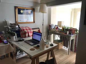 Zimmer mit einem Schreibtisch und einem Laptop darauf in der Unterkunft Goji's Apartments in Istanbul