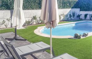 Piscina de la sau aproape de Amazing Home In Arroyomolinos With Wifi