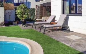Piscina de la sau aproape de Amazing Home In Arroyomolinos With Wifi +21 fotografii