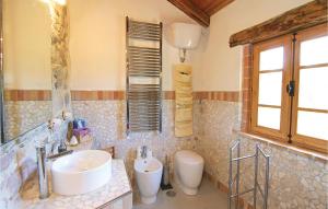 Kúpeľňa v ubytovaní Pet Friendly Home In Stroncone Terni Tr