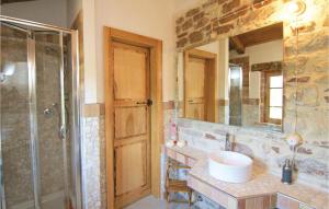 Kúpeľňa v ubytovaní Pet Friendly Home In Stroncone Terni Tr