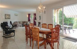ラマルー・レ・バンにあるLovely Home In Lamalou Les Bains With Wifiのダイニングルーム(テーブル、椅子付)