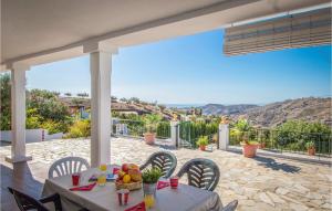 einen Tisch mit einer Obstschale auf einer Terrasse in der Unterkunft Beautiful Home In Frigiliana in Frigiliana