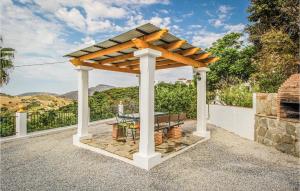 eine hölzerne Pergola mit einem Tisch auf der Terrasse in der Unterkunft Beautiful Home In Frigiliana in Frigiliana