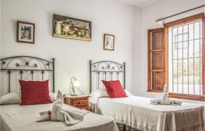 2 Betten in einem Schlafzimmer mit 2 Kaninchen auf den Betten in der Unterkunft Beautiful Home In Frigiliana in Frigiliana