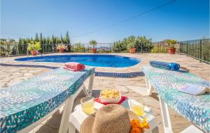 Der Swimmingpool an oder in der Nähe von Beautiful Home In Frigiliana