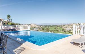 una piscina en una villa con vistas en Awesome Home In Ciudad Quesada-rojales With 3 Bedrooms, Outdoor Swimming Pool And Swimming Pool, en Rojales