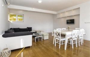 sala de estar con mesa y sofá en Nice Apartment In Jesenice With Kitchen en Jesenice