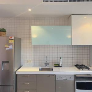 Una cocina o zona de cocina en Light-filled apartment in a dream location 150m away from University of Melbourne