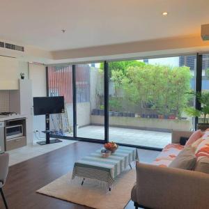 Zona de estar de Light-filled apartment in a dream location 150m away from University of Melbourne