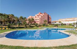 ein großer Pool vor einem Resort in der Unterkunft Lovely Home In Manilva With Outdoor Swimming Pool in Manilva