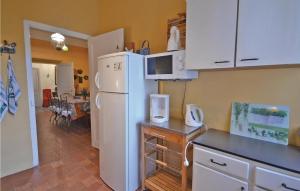 Dapur atau dapur kecil di Amazing Home In Puymeras With 4 Bedrooms And Wifi