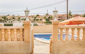 een balkon van een huis met een zwembad bij Urb,la Marina in La Marina