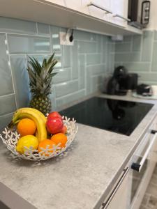 - un bol de fruits sur un comptoir dans la cuisine dans l'établissement Vidus Apartman Kaposvár, à Kaposvár