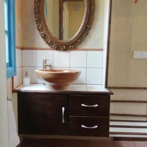 ein Badezimmer mit einem hölzernen Waschbecken und einem Spiegel in der Unterkunft Eco Moyano Posada in Gaucín