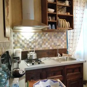 uma cozinha com um lavatório e um fogão em Eco Moyano Posada em Gaucín