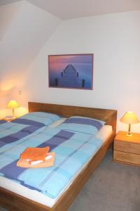 een slaapkamer met 2 bedden en 2 lampen bij "Ferienhaus Moll" in Grömitz