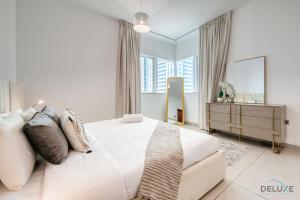 Postel nebo postele na pokoji v ubytování Dreamy 2BR at Marina Pinnacle Dubai Marina by Deluxe Holiday Homes