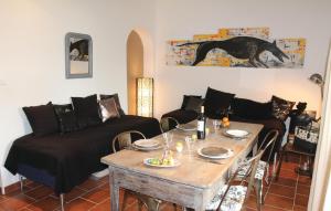 sala de estar con mesa y sofá en Stunning Home In Reillanne With Wifi, en Reillanne