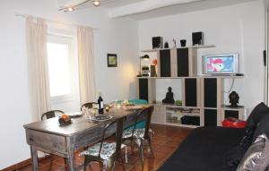 sala de estar con mesa de madera y sillas en Stunning Home In Reillanne With Wifi, en Reillanne