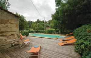 eine Terrasse mit Stühlen und einem Pool in der Unterkunft Beautiful Home In St Germain With Kitchen in Saint-Germain-de-la-Rivière