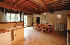 eine Küche und ein Esszimmer mit einem Tisch und Stühlen in der Unterkunft Beautiful Home In St Germain With Kitchen in Saint-Germain-de-la-Rivière