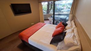 Кровать или кровати в номере 1BR Executive Apartment in City Centre