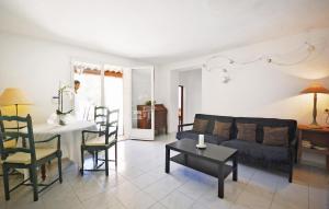 ジュカにあるBeautiful Home In Joucas With 2 Bedrooms, Wifi And Outdoor Swimming Poolのリビングルーム(ソファ、テーブル付)