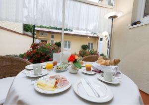 uma mesa com pratos de comida e ursinhos de peluche em Pension Elfy em Baden