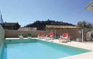 een zwembad met vier stoelen en een hek bij Gorgeous Home In Saint Thome With Outdoor Swimming Pool in Saint-Thomé